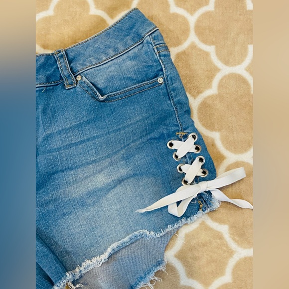 Super short denim shorts with lace up detail on the side - Picture 3 of 5